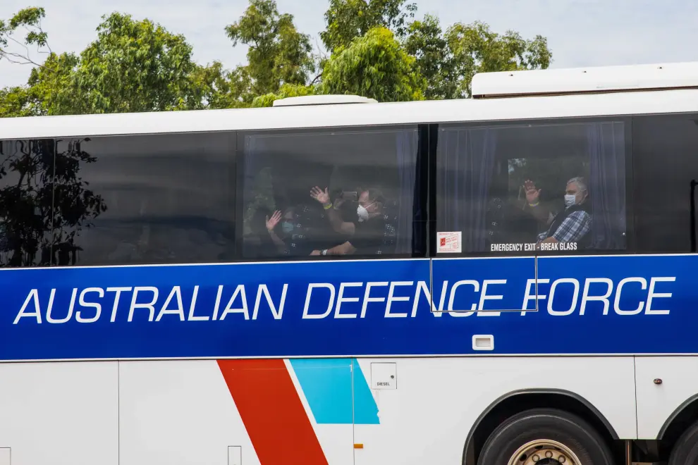 Pasajeros australianos evacuados del 'Diamond Princess', en un autobús tras aterrizar en el aeropuerto de Darwin.