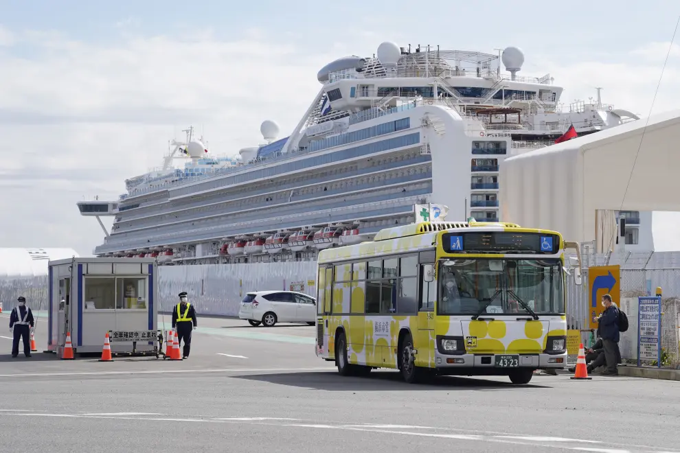 Pasajeros evacuados del 'Diamond Princess', en un autobús tras ser desembarcados en Yokohama.