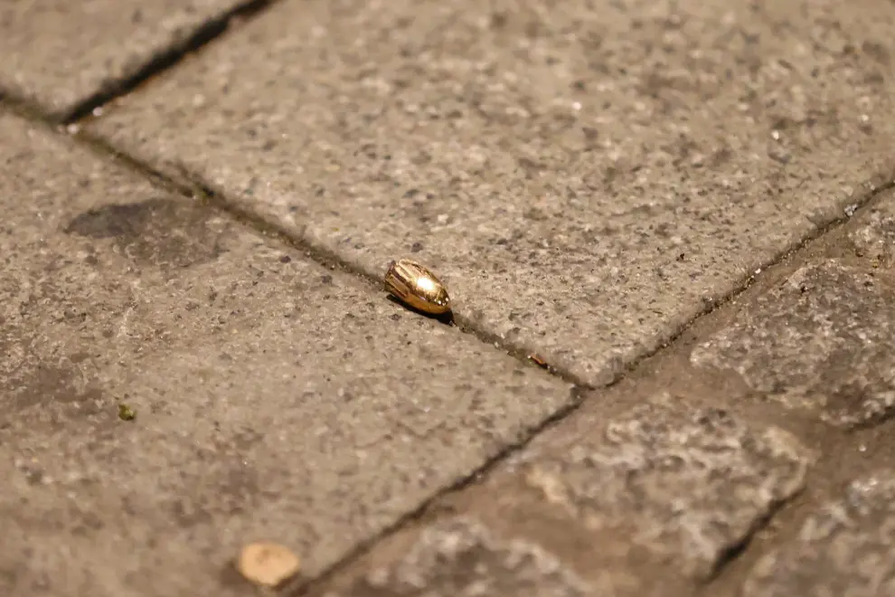 Una bala en el suelo en el lugar de uno de los tiroteos, en Hanau, Alemania.