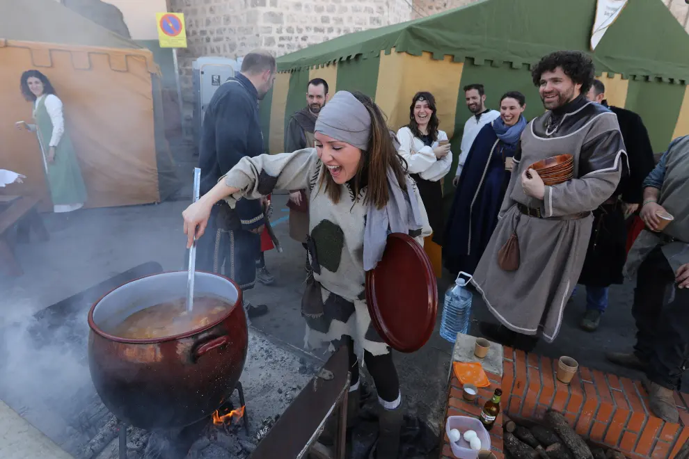 Miembros de los grupos recreacionistas de las bodas de Isabel de Segura preparan la comida. Foto Antonio Garcia/Bykofoto. 22/02/20 [[[FOTOGRAFOS]]]