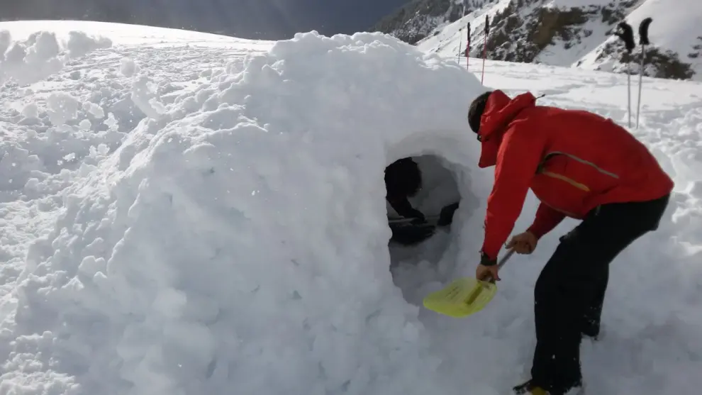 Construcción de igloos en el Pirineo.