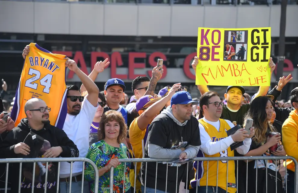 Feb 24, 2020; Los Angeles, California, USA; Fans gather outside Staples Center after attending the memorial to celebrate the life of Kobe Bryant and daughter Gianna Bryant. Mandatory Credit: Jayne Kamin-Oncea-USA TODAY Sports [[[REUTERS VOCENTO]]] BASKETBALL-NBA/
