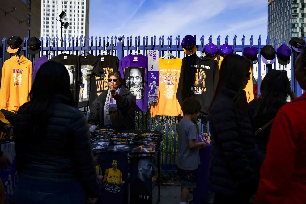 Feb 24, 2020; Los Angeles, California, USA; Fans gather outside Staples Center after attending the memorial to celebrate the life of Kobe Bryant and daughter Gianna Bryant. Mandatory Credit: Jayne Kamin-Oncea-USA TODAY Sports [[[REUTERS VOCENTO]]] BASKETBALL-NBA/