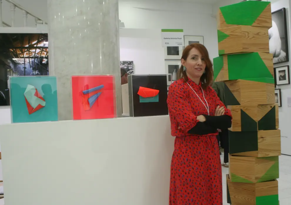 Cristina Silván con su obra en el espacio de Antonia Puyó en Justmad.