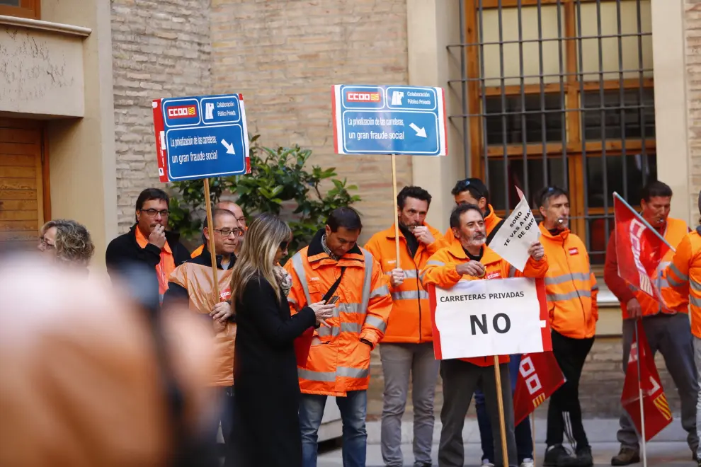 Protestas sindicales en el Pignatelli de Zaragoza por los planes de mantenimiento de carreteras de la red autonómica