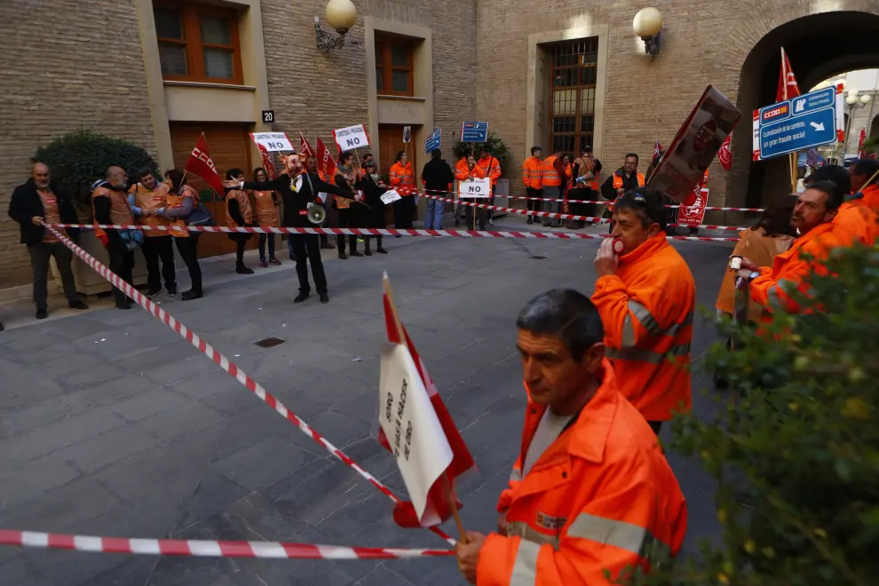 Protestas sindicales en el Pignatelli de Zaragoza por los planes de mantenimiento de carreteras de la red autonómica