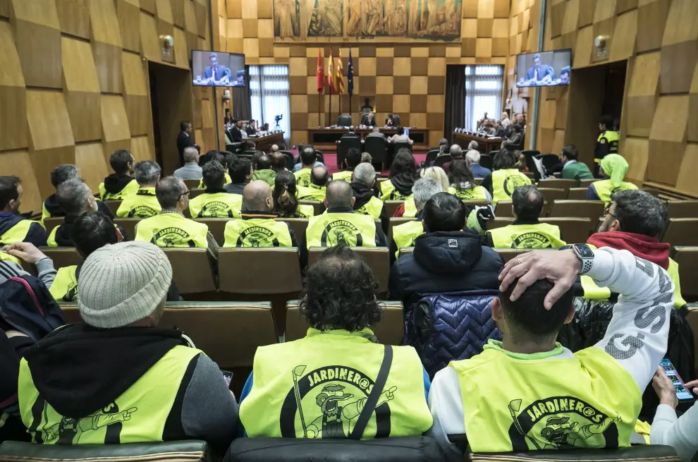 Tensión en el pleno del Ayuntamiento con un grupo de trabajadores de FCC