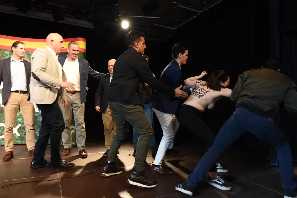 Una activista de Femen irrumpe con el pecho descubierto en un acto de Vox con Ortega Smith en Zaragoza
