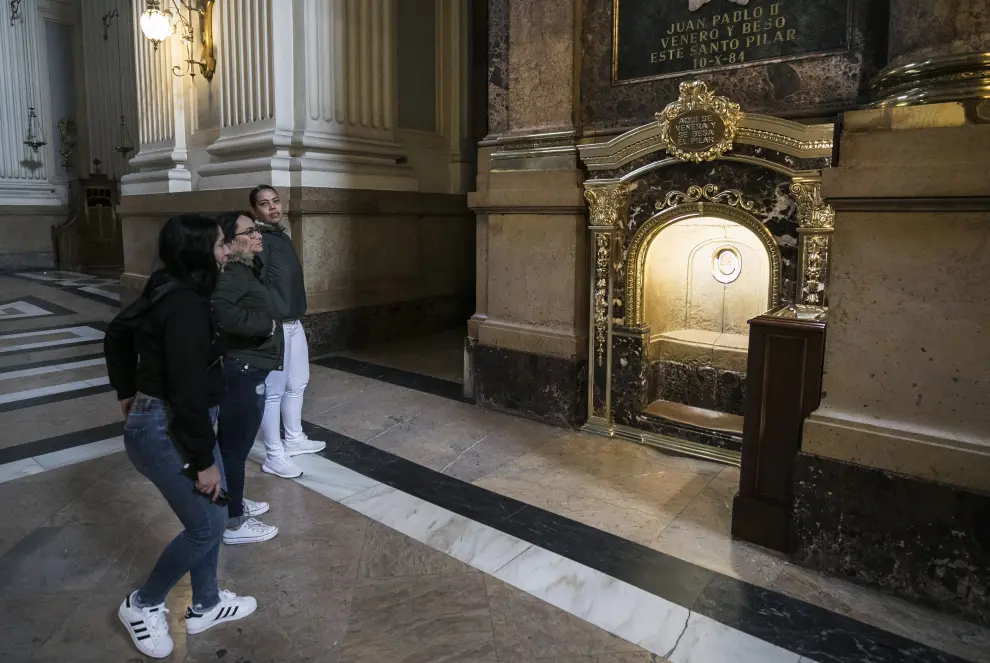 La Diócesis de Zaragoza recomienda no besar la columna de la Virgen del Pilar y retira el agua bendita por el coronavirus