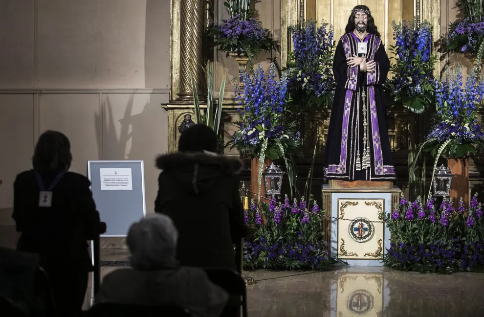 La Diócesis de Zaragoza recomienda no besar las imágenes y símbolos religiosos por el coronavirus. En la foto, el Jesús Nazareno de la iglesia de San Miguel