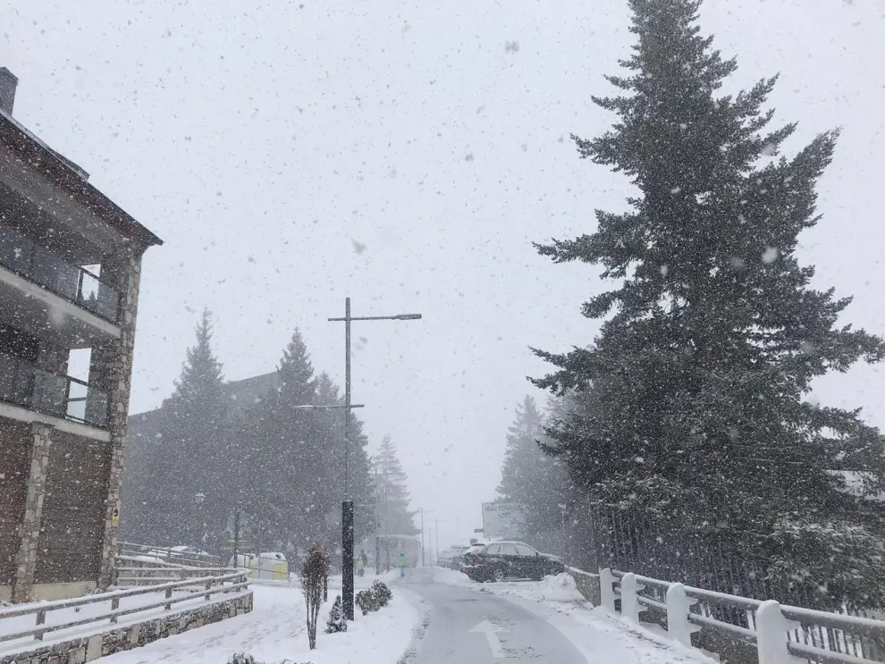 Nieve en Canfranc Estación y la urbanización de Formigal