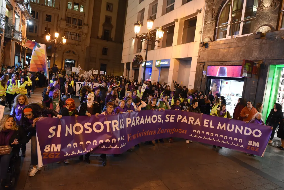 La manifestación del 8-M de Zaragoza inaugura la noche.