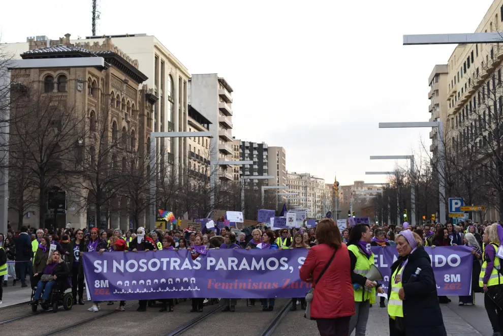 La manifestación del 8-M discurre por el centro de Zaragoza.