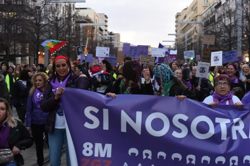 La manifestación del 8-M discurre por el centro de Zaragoza.