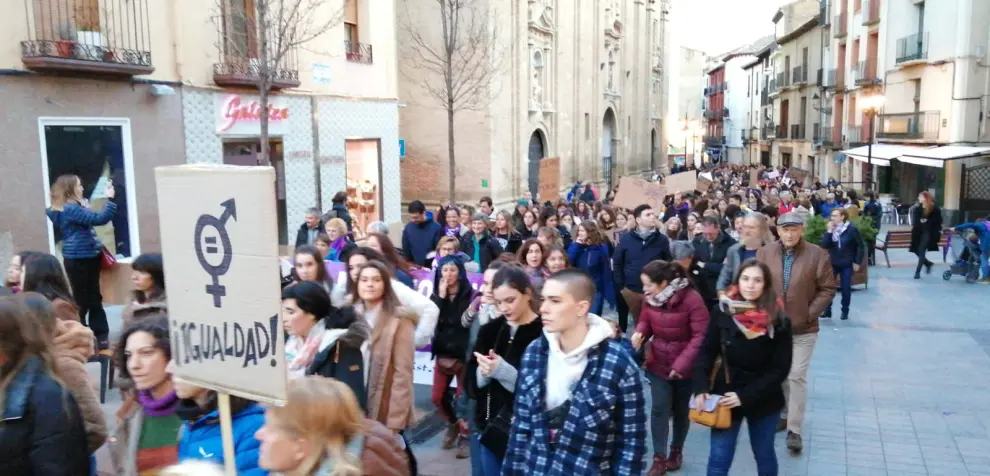 Manifestación del 8-M por las calles de Huesca, que ha cambiado el recorrido por obras.