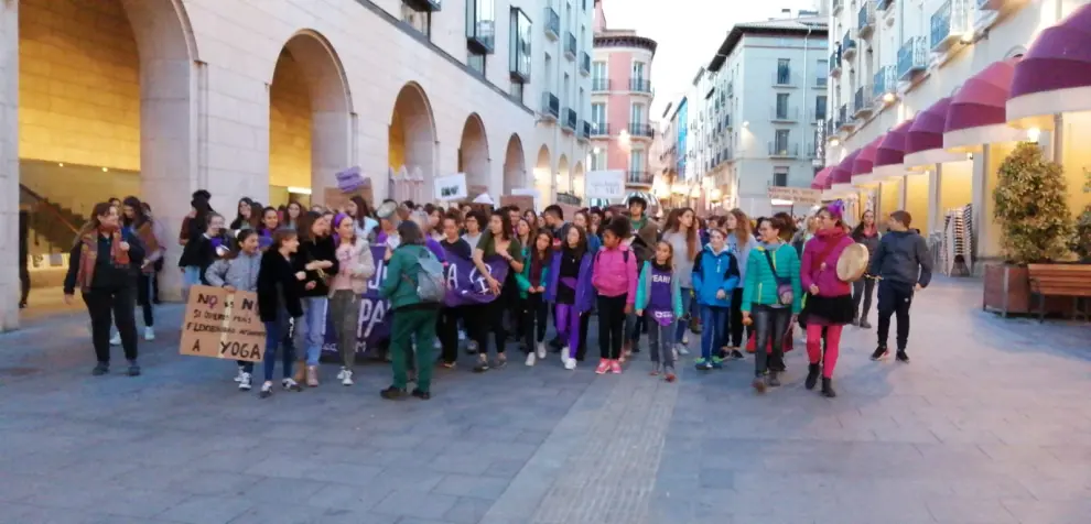Manifestación del 8-M por las calles de Huesca, que ha cambiado el recorrido por obras.