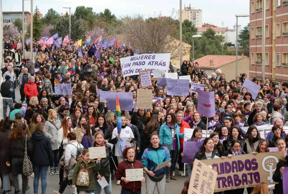 Teruel se tiñe de morado en con la manifestación del 8-M.