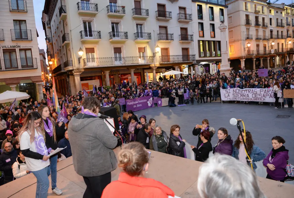 Teruel se tiñe de morado en con la manifestación del 8-M.