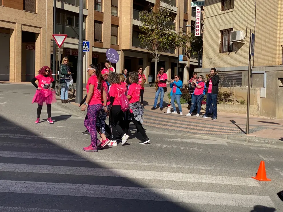 Las calles de Barbastro han acogido la VIII Carrera de la Mujer.