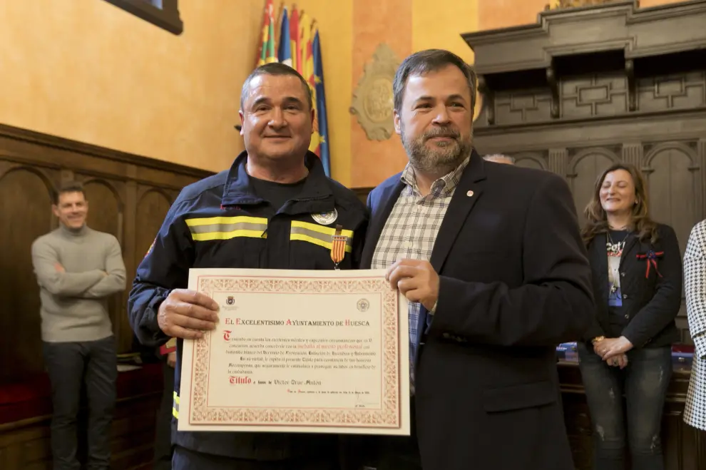 En el acto celebrado en el Salón del Justicia del Ayuntamiento de Huesca han sido galardonados bomberos, policías locales, policías nacionales y guardias civiles.