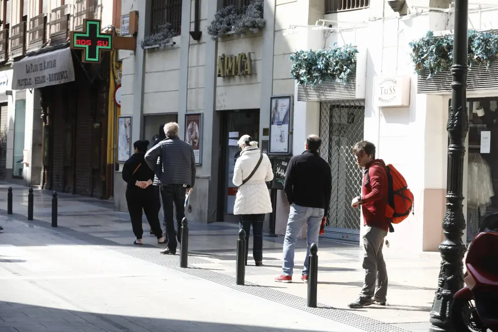 Zaragoza ha presentado este domingo un aspecto inusual tras la entrada en vigor de las restricciones a la circulación por el coronavirus.