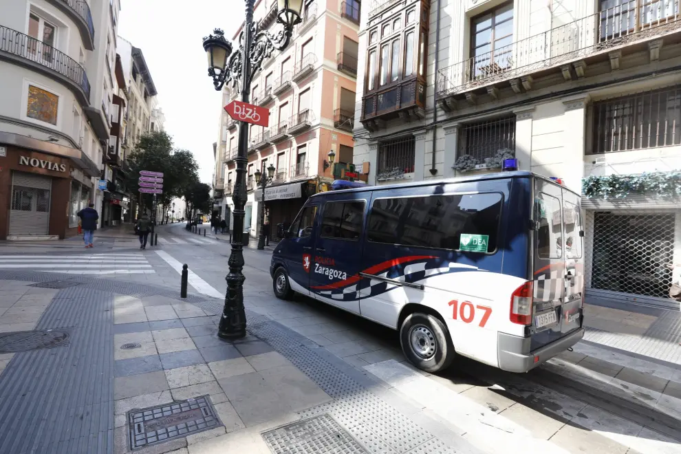 Zaragoza ha presentado este domingo un aspecto inusual tras la entrada en vigor de las restricciones a la circulación por el coronavirus.