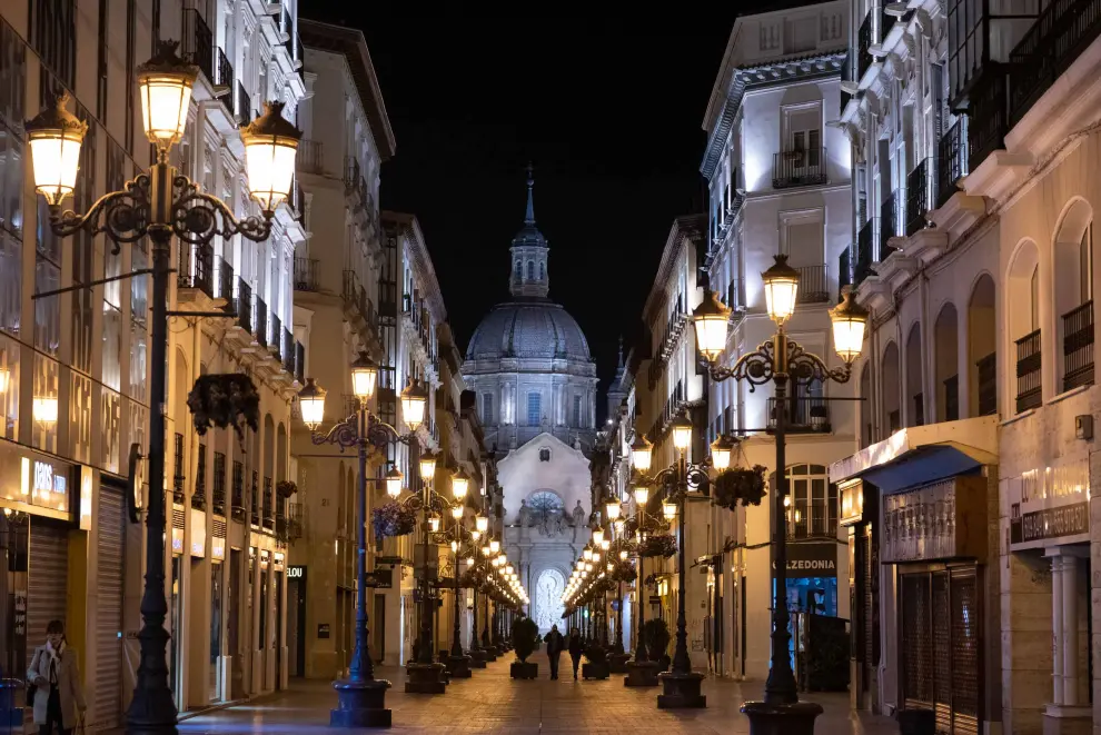 Las calles de Zaragoza estuvieron prácticamente desiertas la noche del sábado tras la entrada en vigor de las restricciones por la crisis del coronavirus.