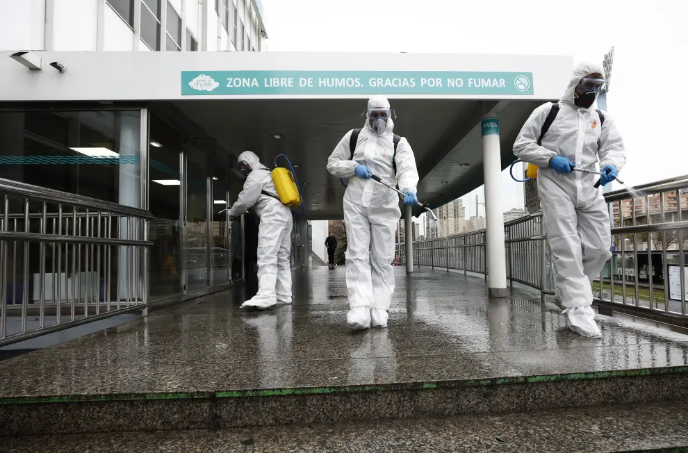 La UME desinfecta los edificios más transitados de Zaragoza contra el virus