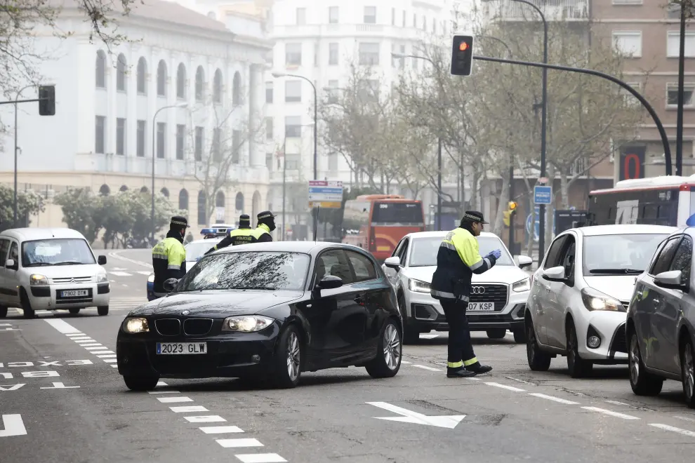 La Policía Local de Zaragoza controla la circulación de vehículo.