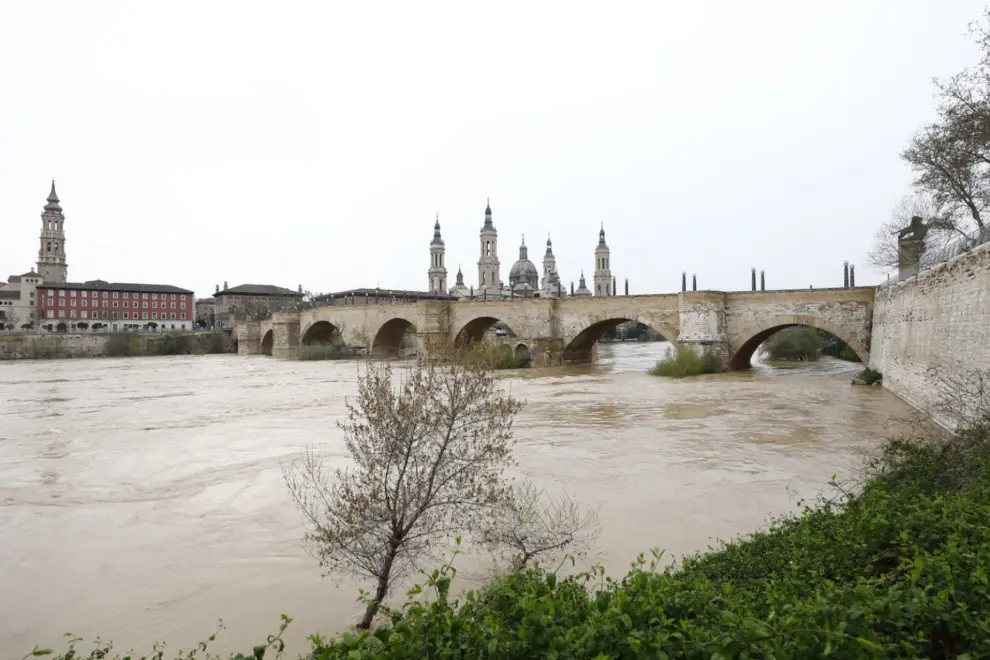 El río Ebro a su paso por Zaragoza el 18 de marzo de 2020, con un crecimiento de su caudal