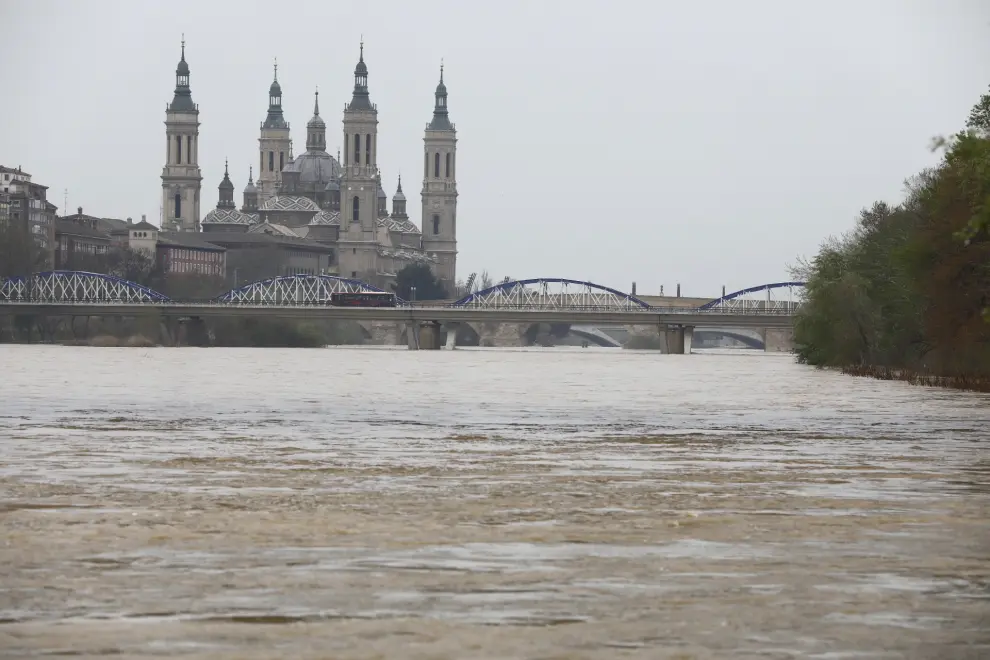 El río Ebro a su paso por Zaragoza el 18 de marzo de 2020, con un crecimiento de su caudal