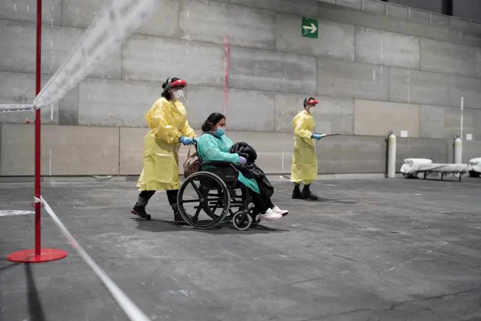 Coronavirus patients arrive at a military hospital set up at the IFEMA conference centre in Madrid, Spain, March 21, 2020. Picture taken March 21, 2020. Comunidad de Madrid/Handout via REUTERS THIS IMAGE HAS BEEN SUPPLIED BY A THIRD PARTY. NO RESALES. NO ARCHIVES [[[REUTERS VOCENTO]]]
