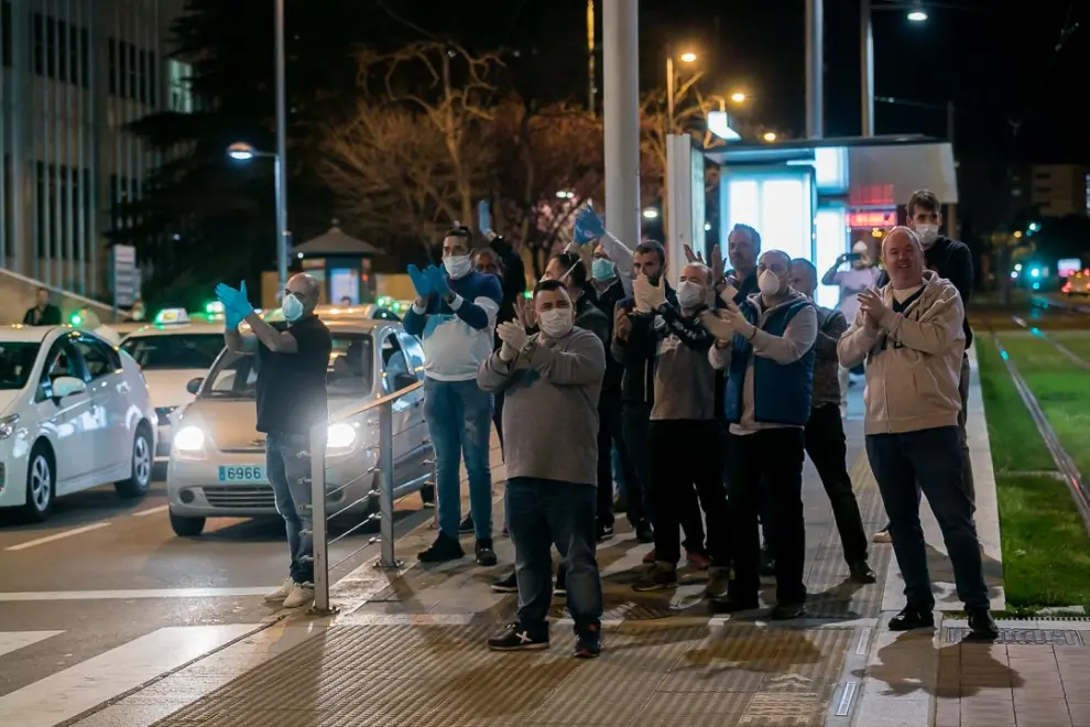 Los taxistas de Zaragoza hacen su particular homenaje a los sanitarios