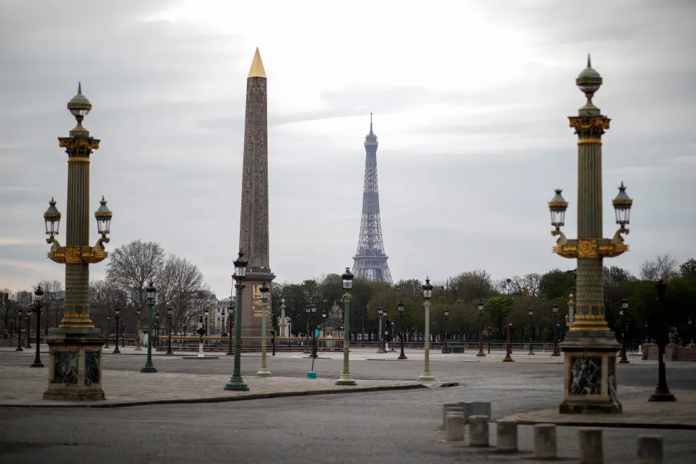 Calles y monumentos vacíos en París