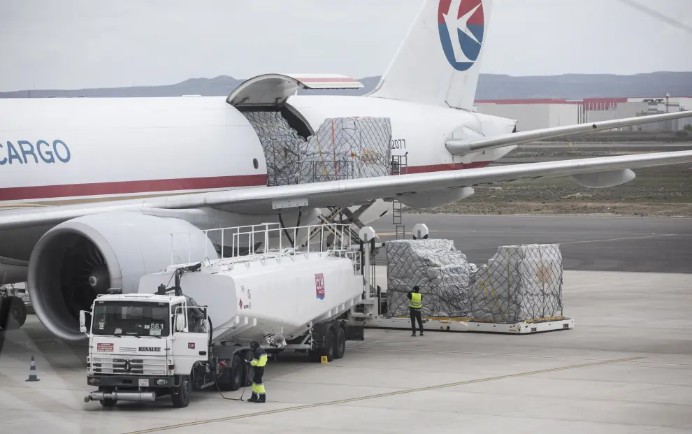 Descarga del avión procedente de China con material sanitario.