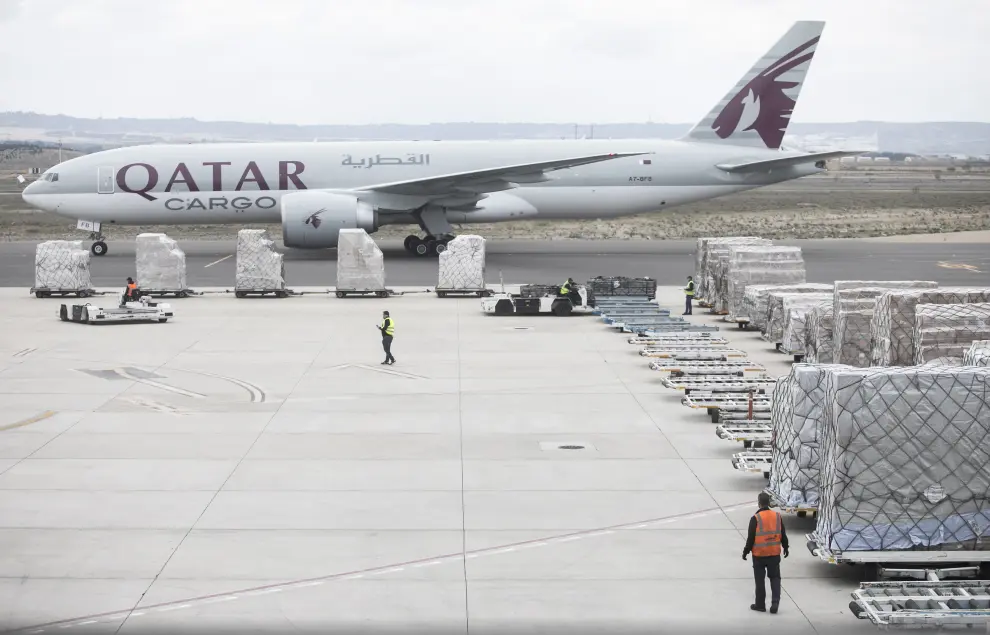 Descarga del avión procedente de Qatar con material sanitario.