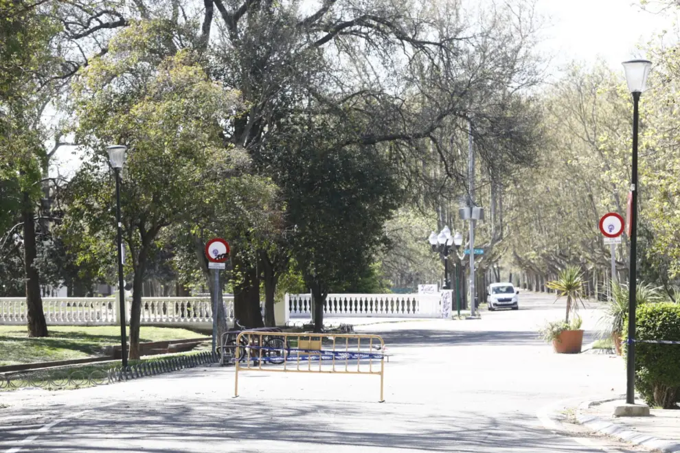 El Parque Grande y el Pignatelli, con todos los accesos cerrados en la mañana de este viernes.