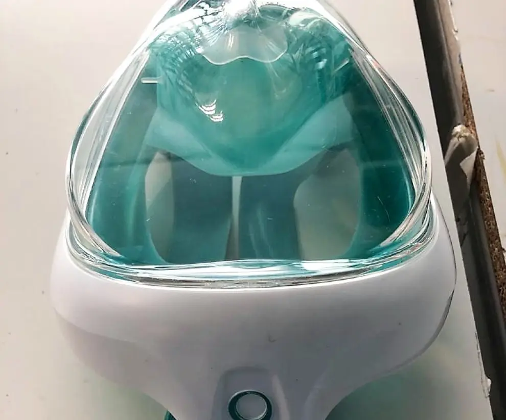 Podoactiva fabrica pantallas de protección y válvulas para convertir las máscaras de buceo de Decathlon en dispositivos que suministran oxígeno.
