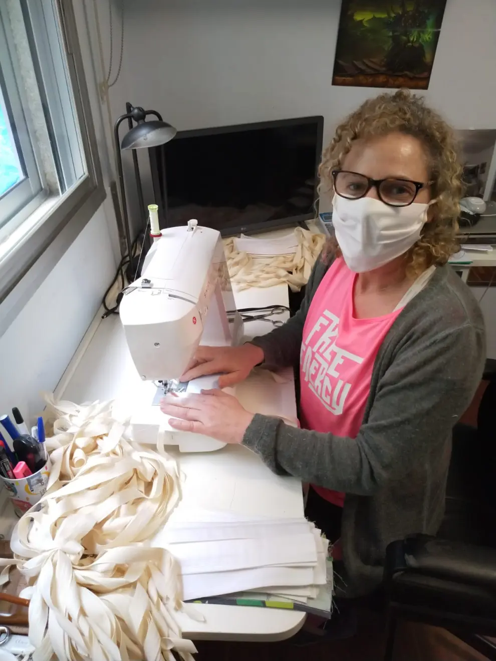 La iniciativa de una mujer ha logrado tejer una red de voluntarias, y algún voluntario, que cosen un promedio de 200 mascarillas al día.