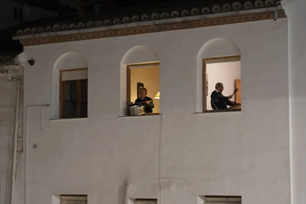 rompida de la hora desde los balcones en Hijar. foto Antonio garcia/Bykofoto. 09/04/20 [[[FOTOGRAFOS]]]