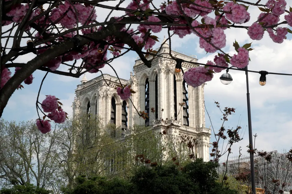 A view shows the Notre-Dame de Paris Cathedral, which was damaged in a devastating fire one year ago, as the coronavirus disease (COVID-19) lockdown slows down its restoration in Paris, France, April 7, 2020. Picture taken April 7, 2020. REUTERS/Charles Platiau [[[REUTERS VOCENTO]]] FRANCE-NOTREDAME/ANNIVERSARY