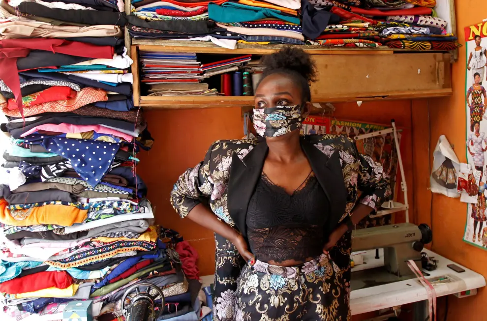 La diseñadora keniana Ruth Martin diseña sus propias mascarillas.