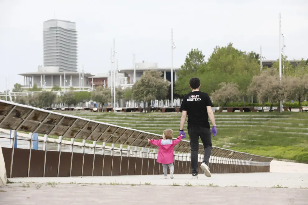 En Zaragoza muchos padres han elegido espacios verdes y abiertos para que los niños den su primer paseo de esta cuarententa.