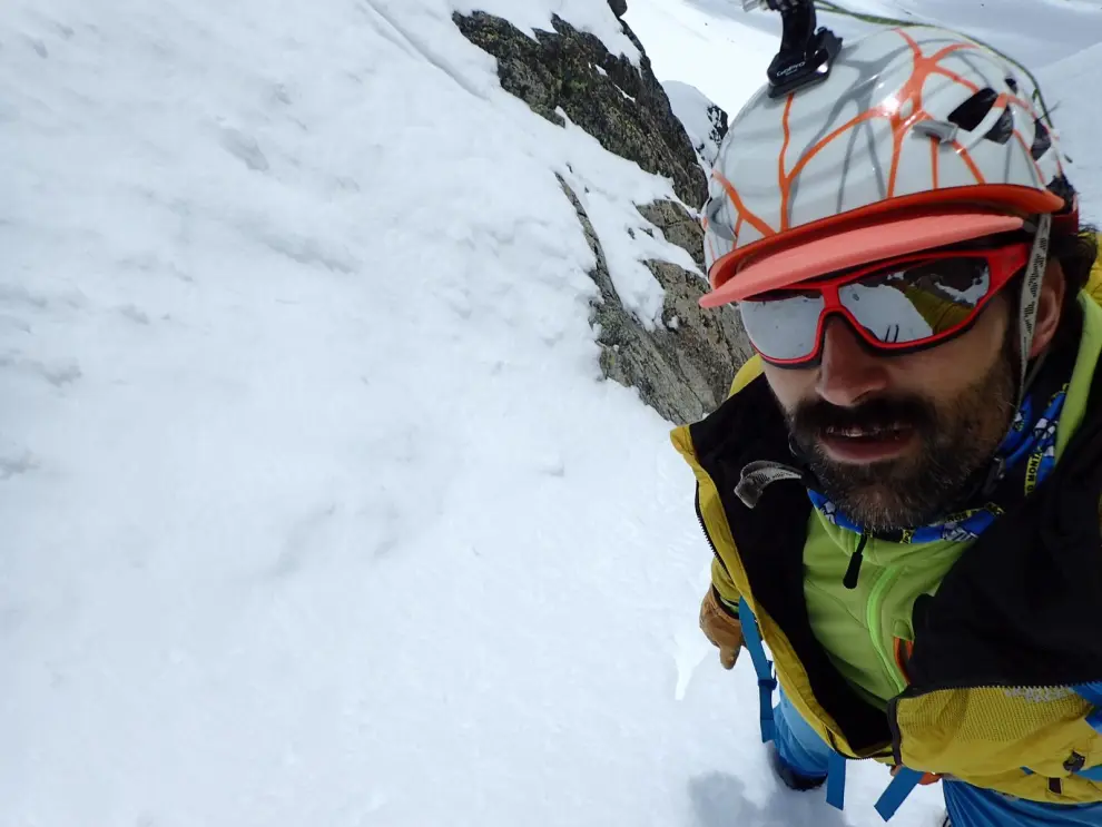 El alpinista vasco afincado en Benasque empleó casi diez horas en ascender al Aneto y asegura que nunca había visto la montaña "tan salvaje"