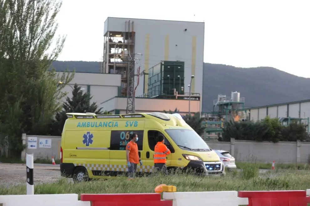 Bomberos de varias comarcas y también de Zaragoza han acudido para atajar la explosión y la fuga de cloro de la empresa de Sabiñánigo