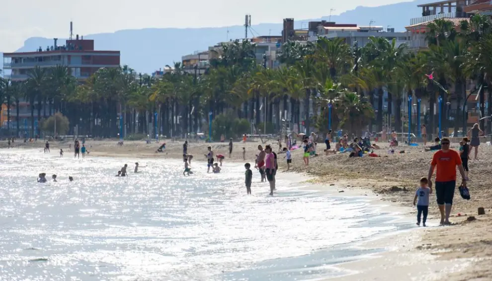 Grupos de familias se saltan la prohibición y llenan la playa de Ponent de Salou
