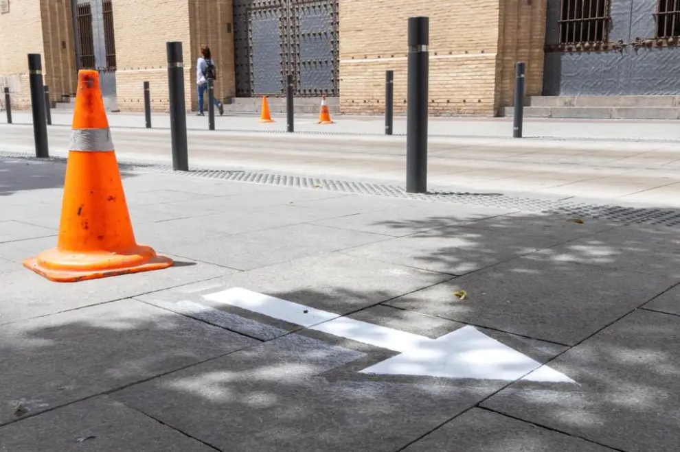 Pintada de señales para peatones en Zaragoza.