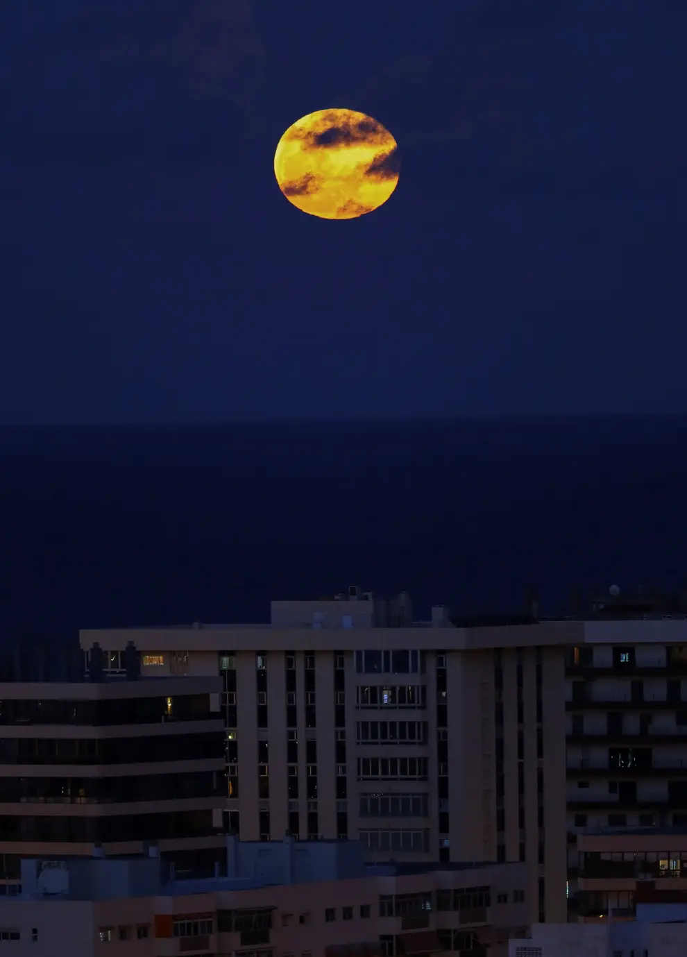 Imágenes que deja la luna llena en España.