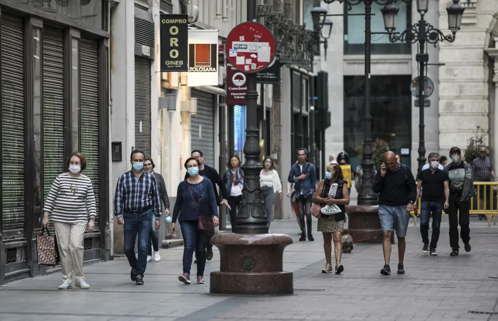 La calles de Zaragoza se llenan a la hora del paseo
