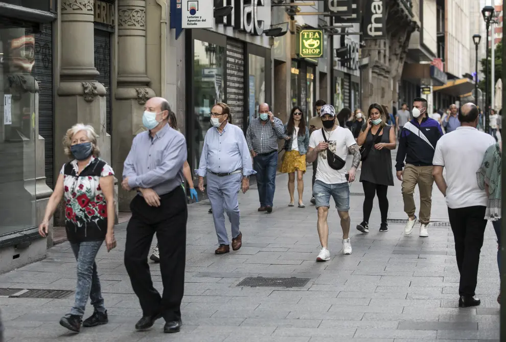 La calles de Zaragoza se llenan a la hora del paseo